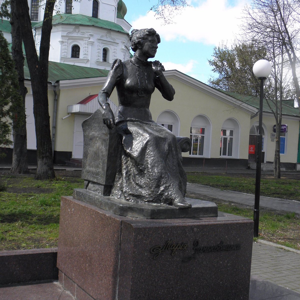 Памятник марии. Мария Заньковецкая памятник. Досто Гоголь. Нежинский колледж им Марии Заньковецкой.