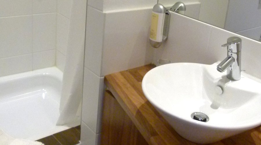 Das moderne Badezimmer ist voll ausgestattet und verfügt unter anderem über ausreichend Handtüch