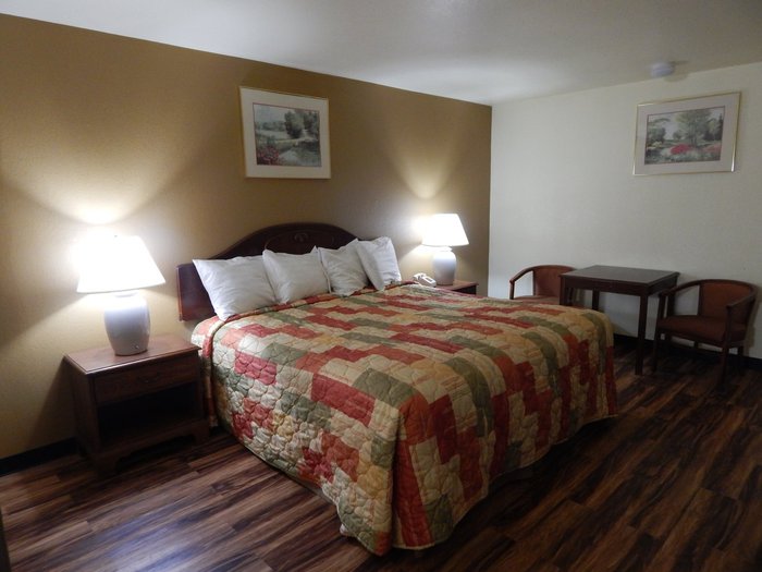 REGENCY INN LOLA - Prices & Hotel Reviews (Iola, KS)