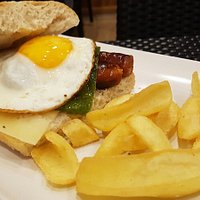Bocadillo Chistorra, Queso Curado, Pimiento y Huevo
