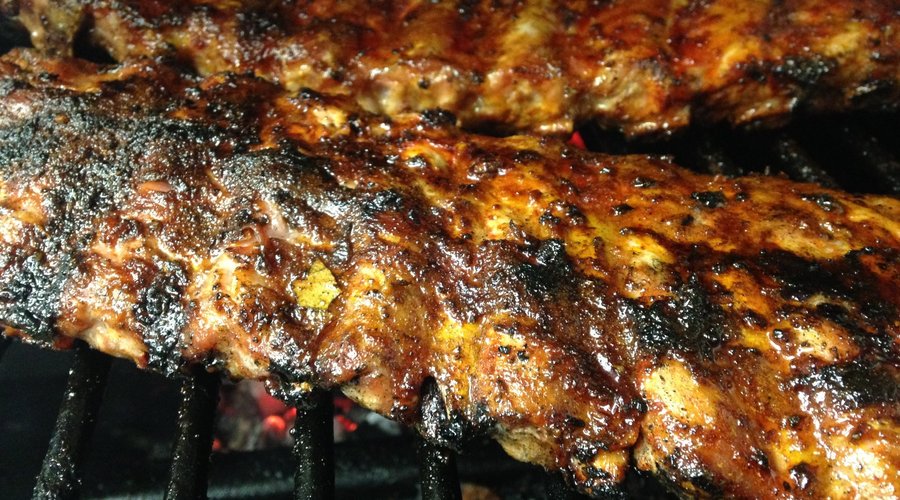 Ribs de porc fermier Tirabuixo, se mange avec les doigts!