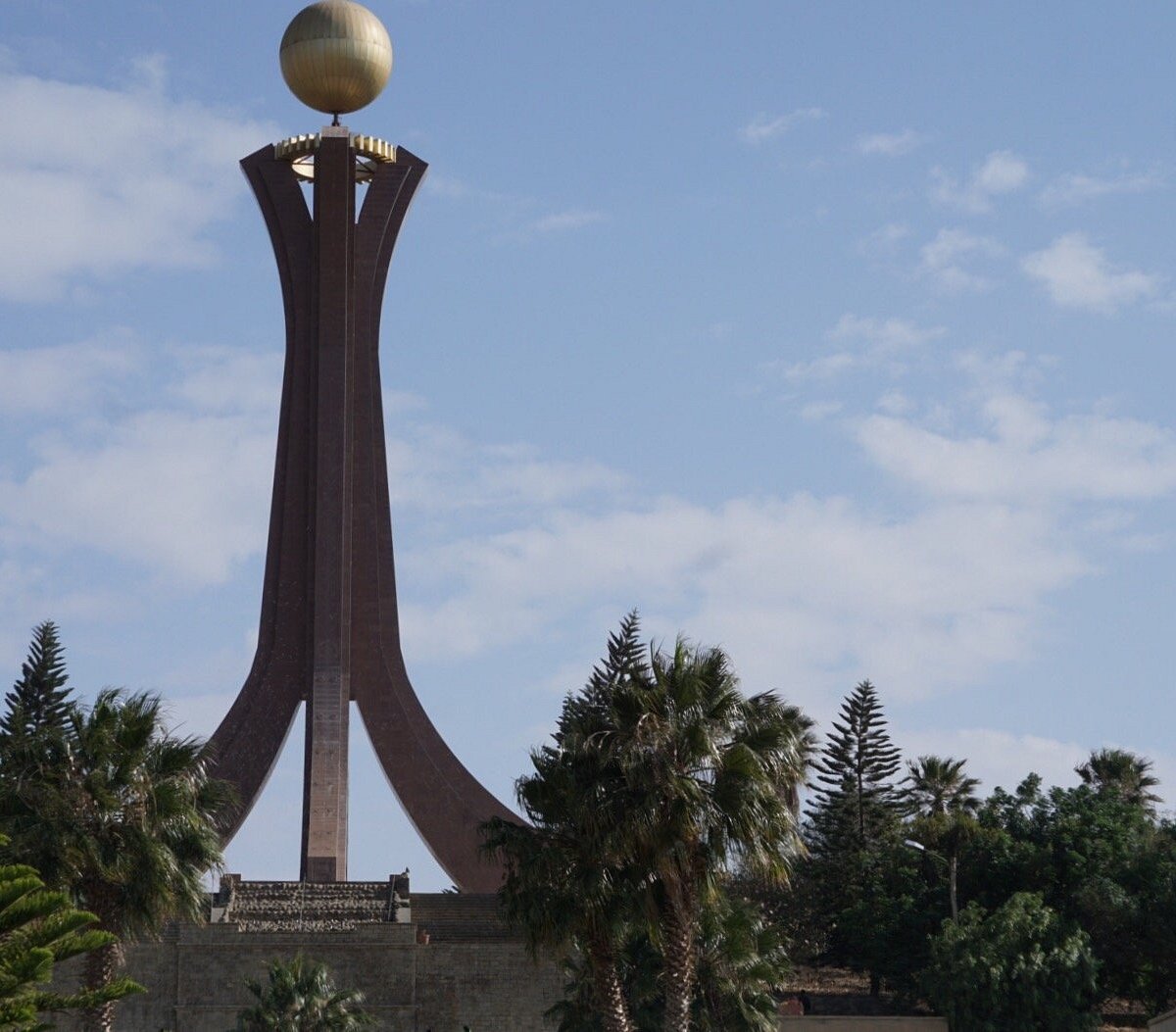 Martyrs' Memorial Monument (Mekelle) Ethiopia. Мекеле достромечательности эфеопии. Martyrs Memorial Monument is a Monument built in Bahir dar Ethiopia.