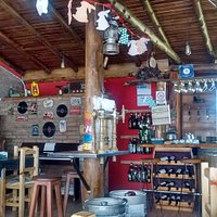 Salon calido, con hermosa ambientacion y excelente musica!