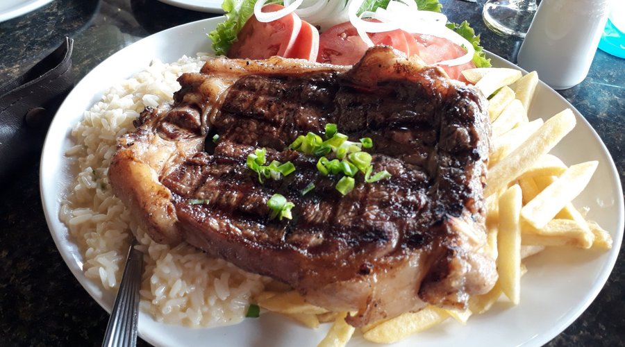 Bife de chorizo com batata frita, arroz cremoso e salada...