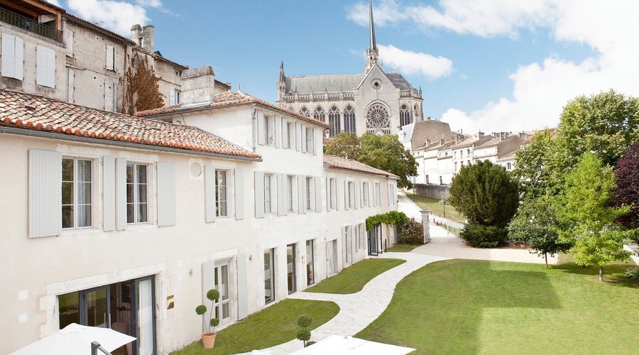 Hôtel Saint Gelais avec sa terrasse et la vue sur la Chapelle D'obésine.