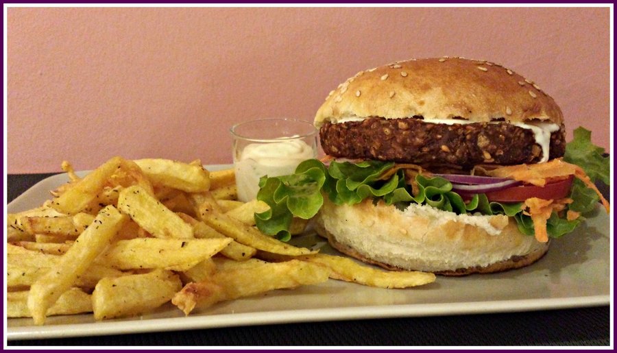 Petra - Hamburguer de Grão com molho de iogurte e alho