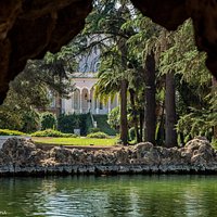 Palacio colonial desde Gruta del lago. Parc Samà