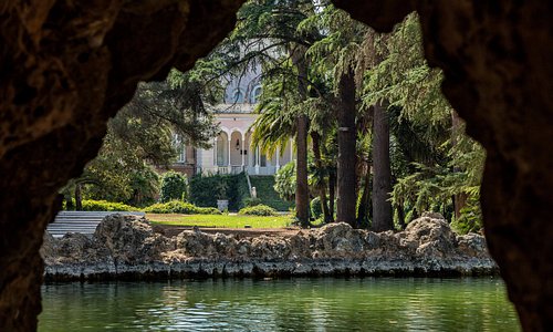Palacio colonial desde Gruta del lago. Parc Samà