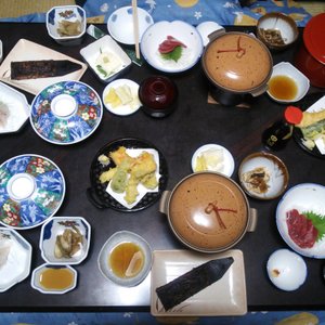 山の幸たっぷりコース。おひつ他がテーブルに乗り切りませんでした。お刺身、煮物、どれをとっても美味しいです。煮物はおふくろの味ふうで美味です。天ぷらがやや冷めていたのが残念。