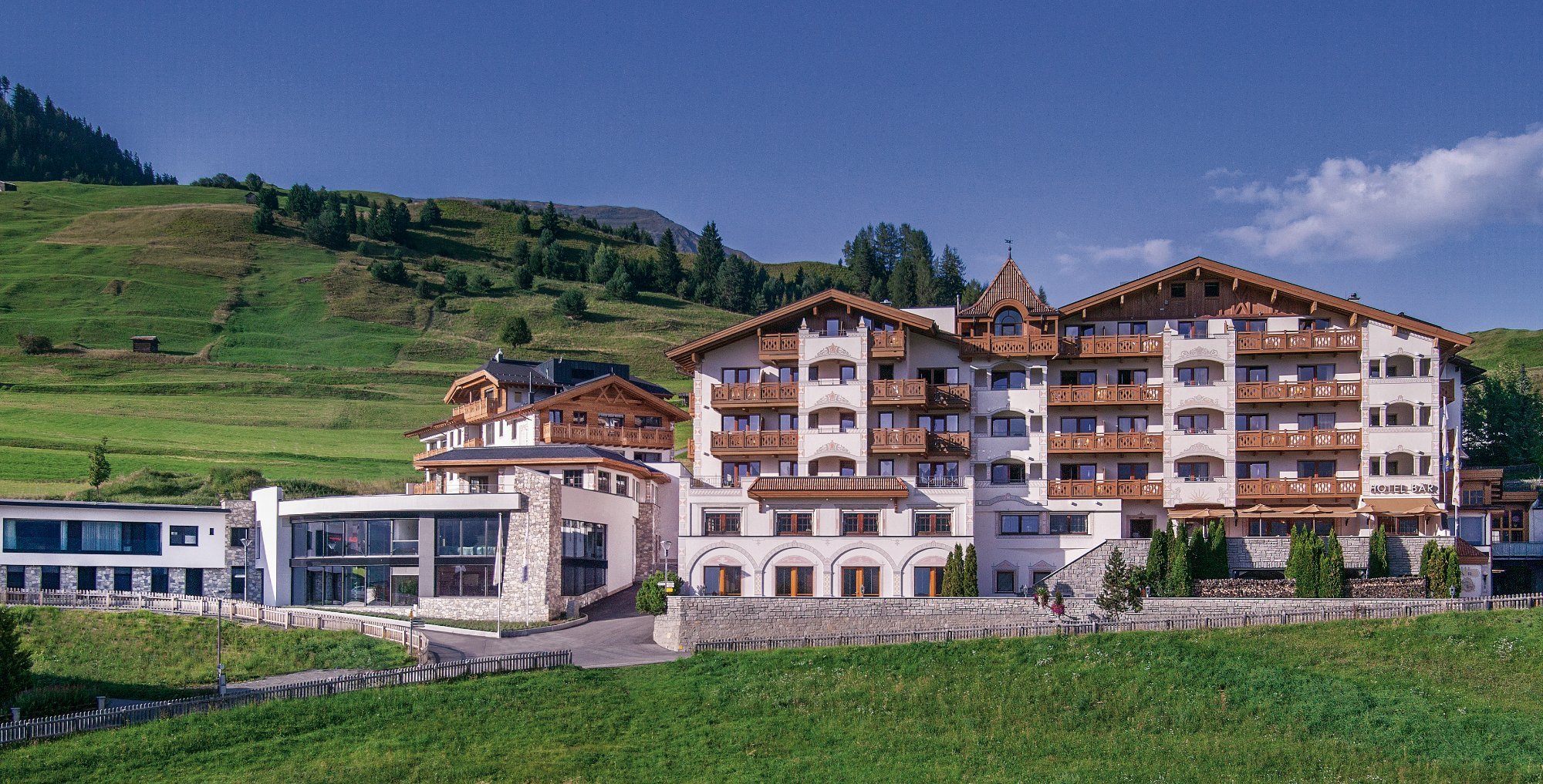 Außenansicht des Leading Family Hotel & Resort Alpenrose mit bunter Fassade, Balkonen und kinderfreundlichem Design