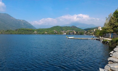 La passeggiato lungo lago e lo scanario sullo sfondo