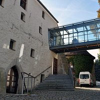 Ehemaliges Malzhaus mit stadtgeschichtlichem Museum darin, dahinter Pichschuppen