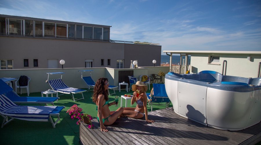 Terrazza solarium con lettini e vasca idromassaggio