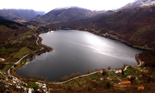 Bellissimo lago. Per vedere la forma del cuore bisogna fare un percorso nel verde. Ne vale la pe