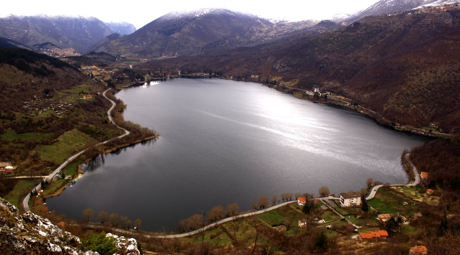 Bellissimo lago. Per vedere la forma del cuore bisogna fare un percorso nel verde. Ne vale la pe