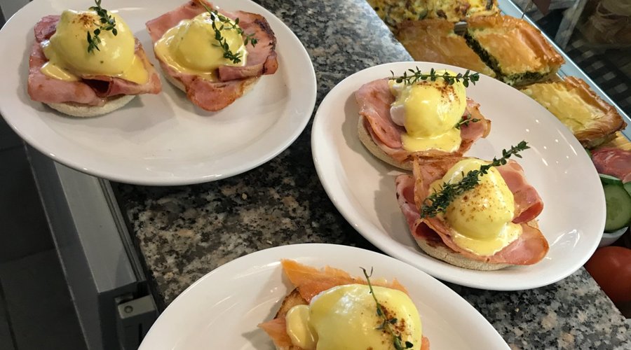 Breakfast Brunch food every day at Papii cafe, Eggs Papii 