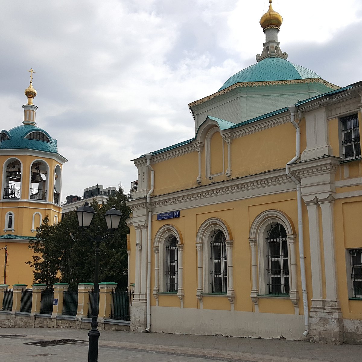 Церковь космы и дамиана в шубине. Храм Космы и Дамиана в Шубине. Церковь Косма и Дамиана в Шубине Москва.