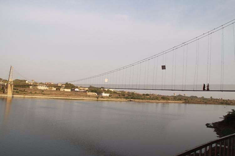 Crollo ponte pedonale in India
