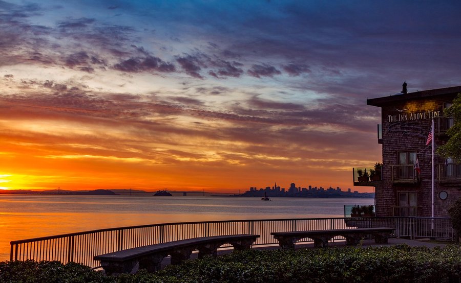 View of the hotel facade and San Francisco skyline during the sunrise