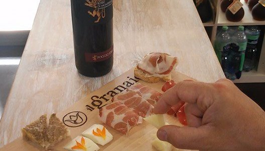 tagliere degustazione con vino di Montepulciano