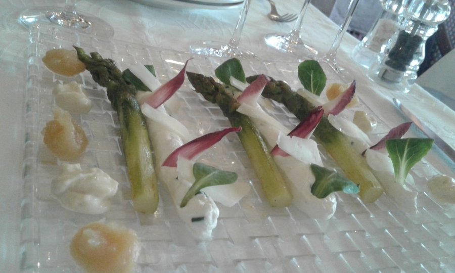 Asperges Rôties et Crémeux de Brebis aux Herbes