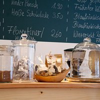 Italienischer Kaffee, hausgemachte Kuchen und eine schöne Auswahl an Weinen
