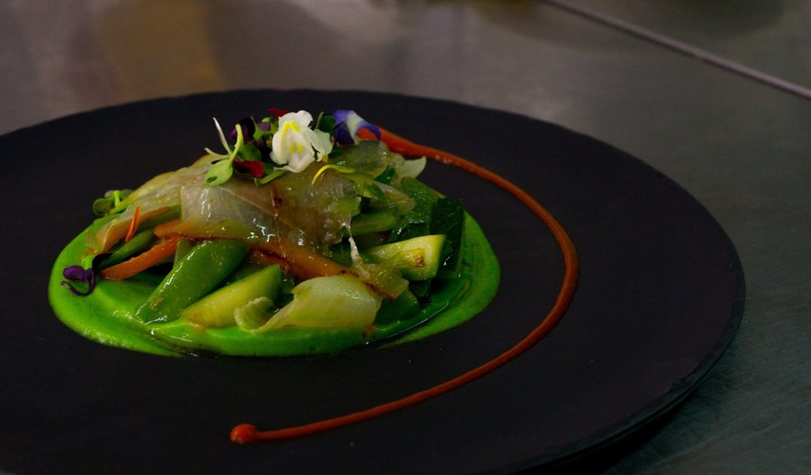 verduras de temporada con huevo de corral a baja temperatura