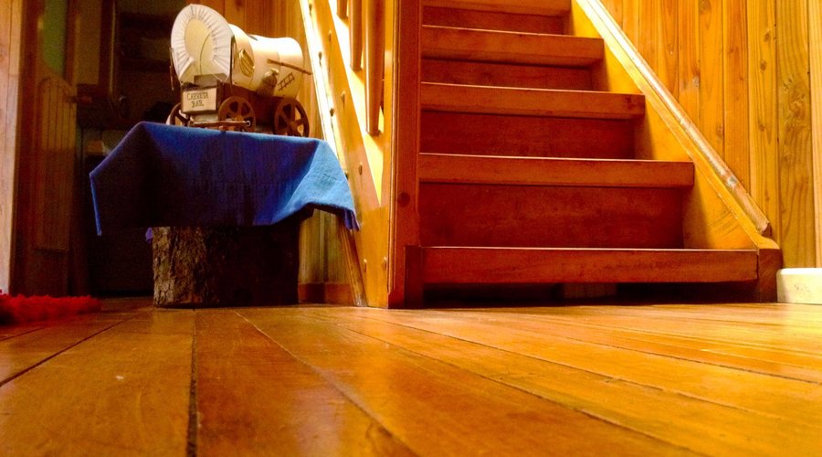 Vista de la escalera al tercer piso de la Hostal. Área común de descanso.