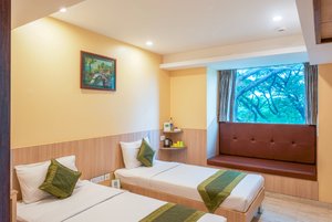 Treebo Trend Fourth Avenue in Chennai (Madras), image may contain: Bedroom, Furniture, Room, Indoors