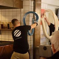Teig in unterschiedlichen Farben wird bearbeitet - harte körperliche Arbeit