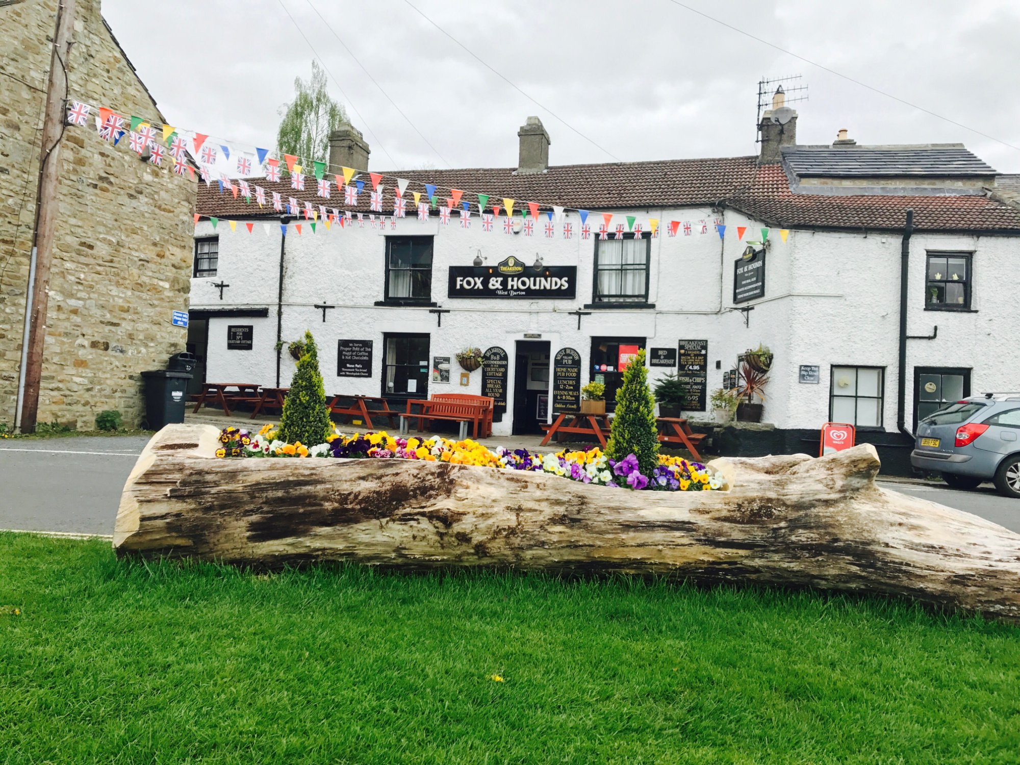 FOX HOUNDS INN Updated 2024 Reviews West Burton