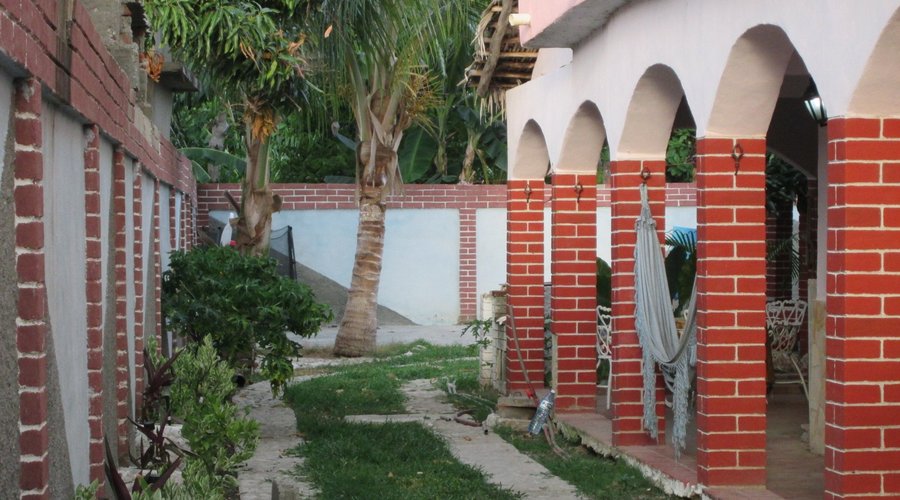 Sidewalk/Pasillo