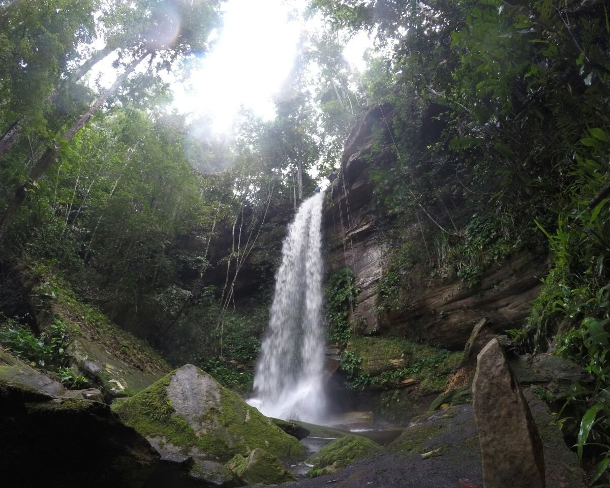 Paisagem natural pixelada com homem das cavernas perto de bônus de