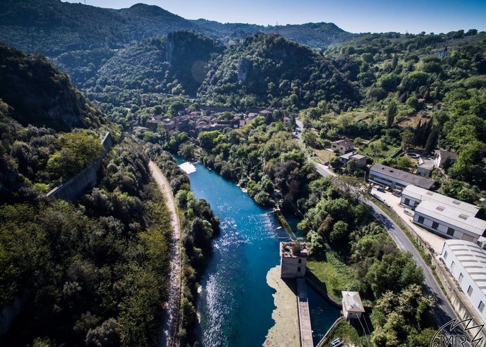 In centro foto, il borgo di Stifone, immerso nel verde
