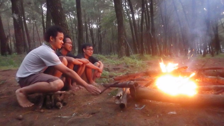 Paling asik menikmati kehangatan (membuat api unggun) saat camping di Gunung Bunder, Bogor