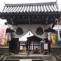 山門、御詠歌が聞こえてきた