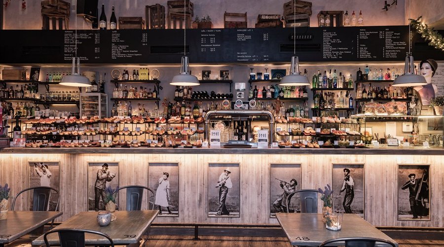 50-60 diferentes tapas pintxos, martes-miercoles-jueves-viernes-sábado 19:30h-23:00h
