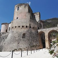 Il Castello visto dal piazzale antistante