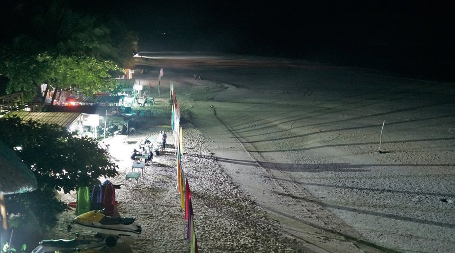 Strand bei Nacht und Ebbe