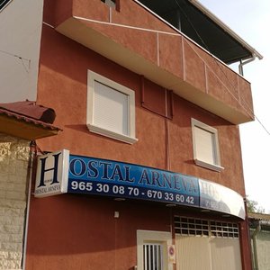 La fachada del hostal