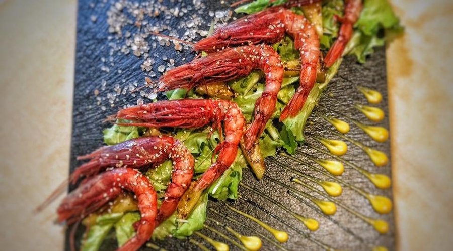 Gamberi rossi di Mazara, ananas grigliato, maionese al wasabi