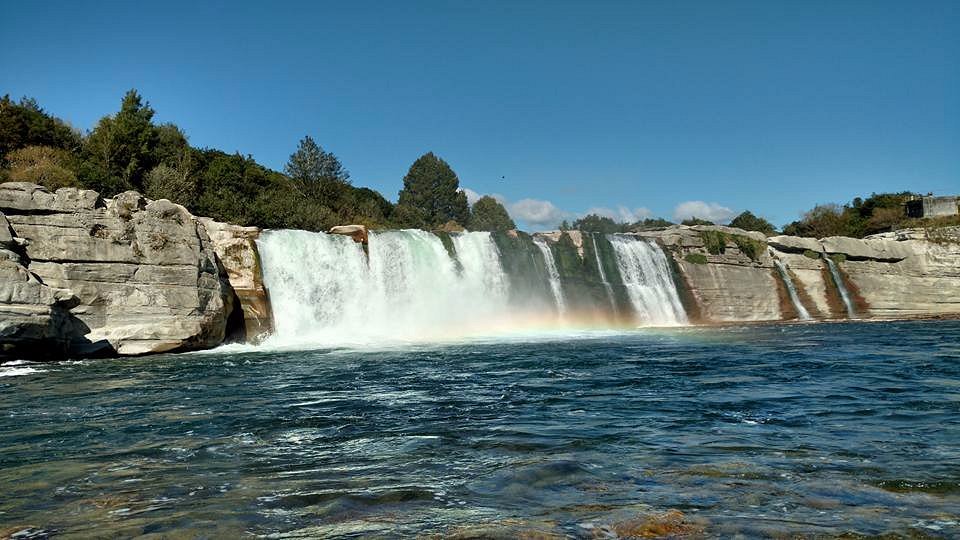 Водопады 18. Водопад Мёрчисон. Водопад Мурчисона. Новая Каледония водопад. Айра Мерчисон.