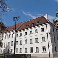 Widok na Muzeum i wieże zamkowe