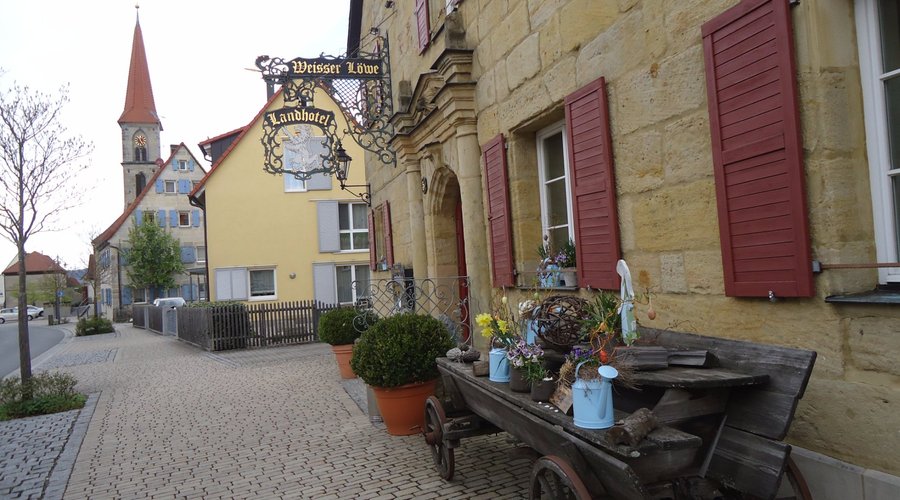 Przed wejściem od strony restauracji sielski widok "gustownie przybranego wozu.