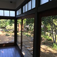 雑木林に囲まれています