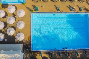 Piscina y playa