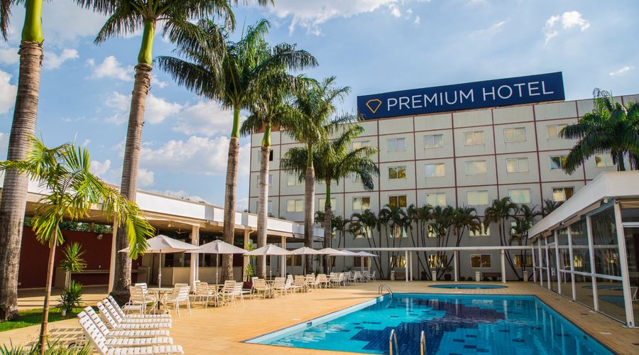 Faixada e Piscina Externa