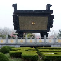 Tripod surrounded by topiary