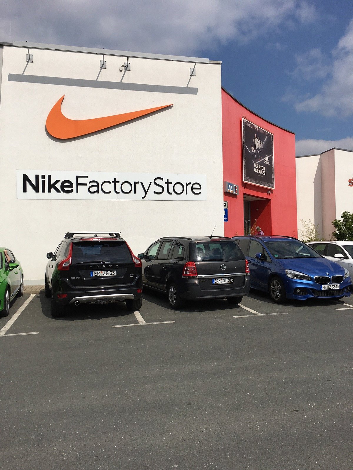 ballena Cercanamente volverse loco Nike Factory Store (Herzogenaurach) - All You Need to Know BEFORE You Go