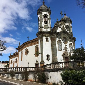 Rua Típica Da Cidade Histórica De Sao Joao Del Rei Conhecida Como Rua De  Casas Tortas Imagem Editorial - Imagem de arquitetura, estilo: 250284115